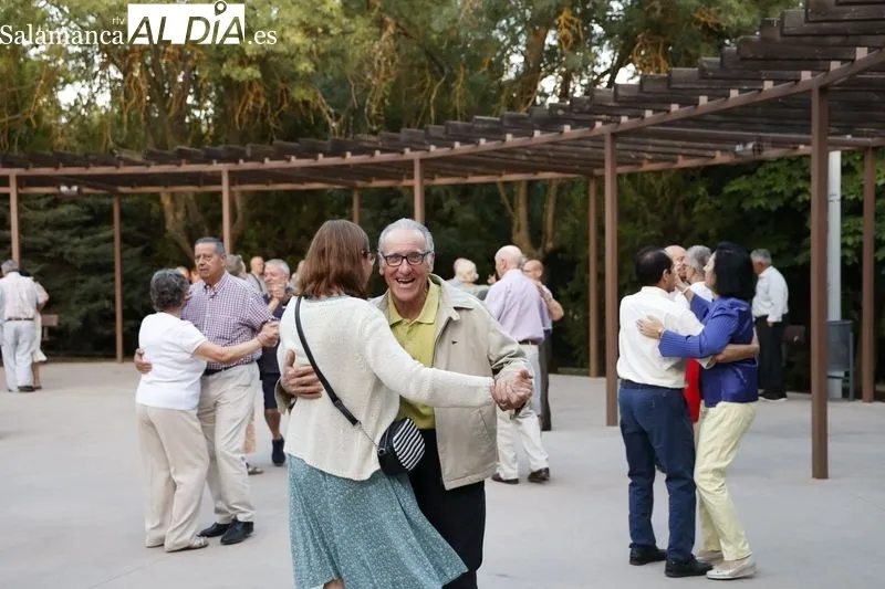 Ritmo y alegría de los mayores salmantinos en los Bailes de Verano | FOTOS: David Sañudo 