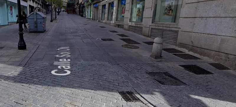 Foto 4 - Un cami&oacute;n de basura se aver&iacute;a y, mientras lo cargan en la gr&uacute;a, cae sobre una terraza y un local comercial  