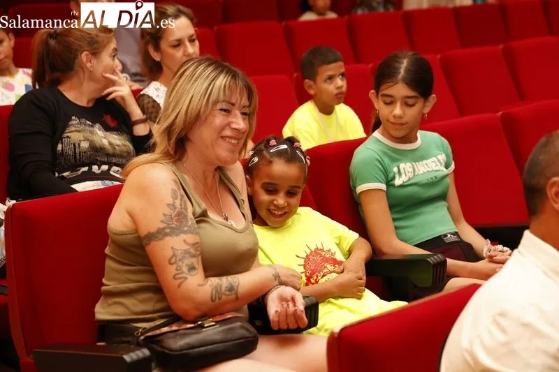 Emoción, abrazos y felicidad: así ha sido la llegada de los niños saharauis a Salamanca | FOTOS: David Sañudo 
