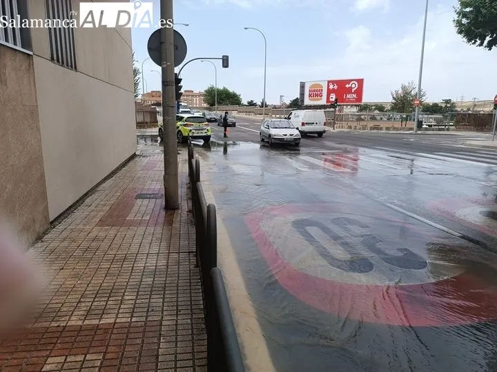 Un reventón en la calle Jamaica obliga a cortar un carril de la carretera