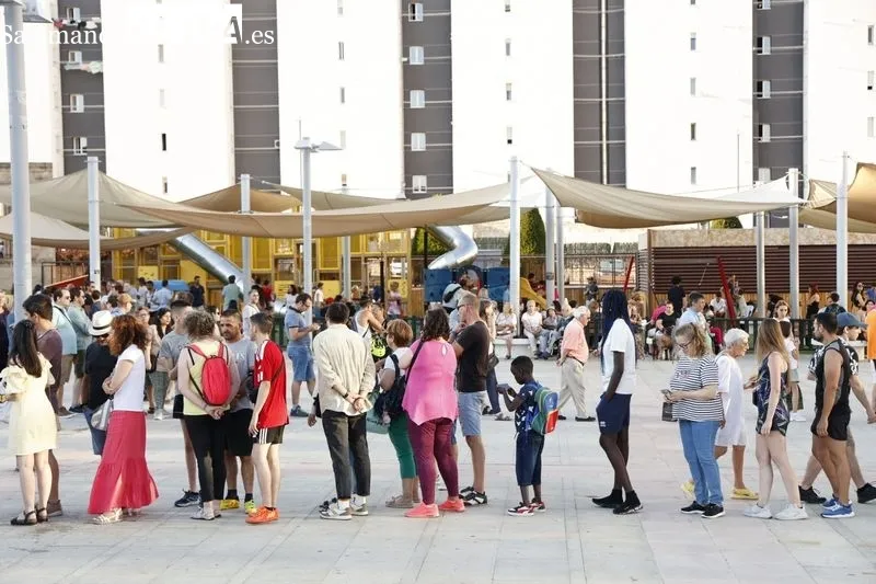 Los salmantinos disfrutan de 2.500 hamburguesas gratis  | FOTOS: David Sañudo 