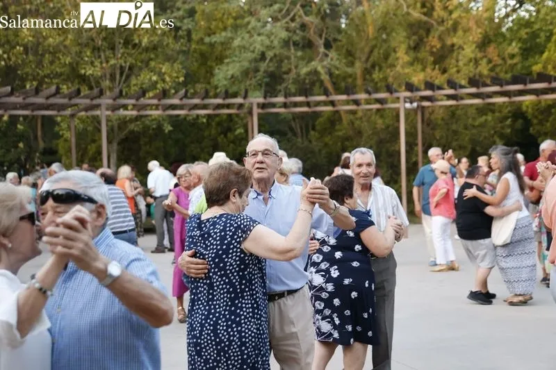 Ritmo y alegría de los mayores salmantinos en los Bailes de Verano | FOTOS: David Sañudo 