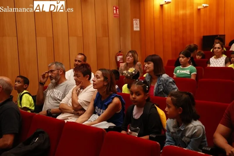 Emoción, abrazos y felicidad: así ha sido la llegada de los niños saharauis a Salamanca | FOTOS: David Sañudo 