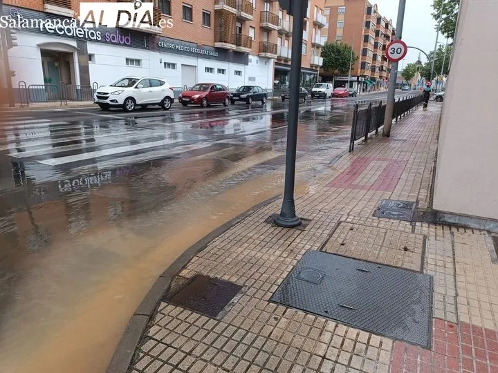 Un reventón en la calle Jamaica obliga a cortar un carril de la carretera