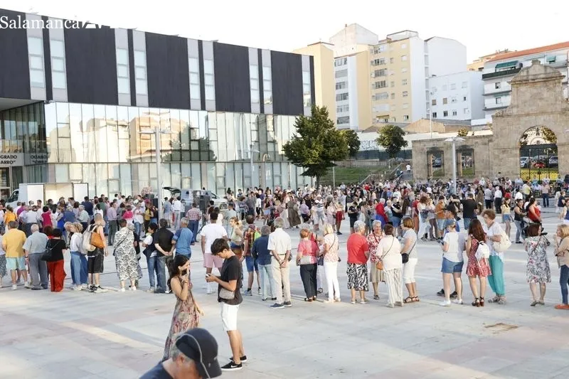 Los salmantinos disfrutan de 2.500 hamburguesas gratis  | FOTOS: David Sañudo 