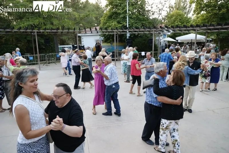 Ritmo y alegría de los mayores salmantinos en los Bailes de Verano | FOTOS: David Sañudo 