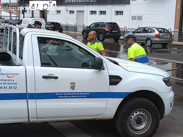Un reventón en la calle Jamaica obliga a cortar un carril de la carretera