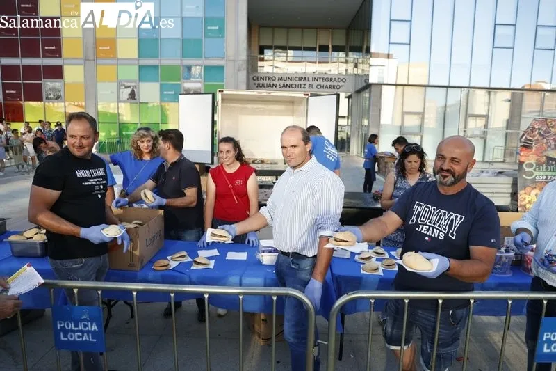 Los salmantinos disfrutan de 2.500 hamburguesas gratis  | FOTOS: David Sañudo 