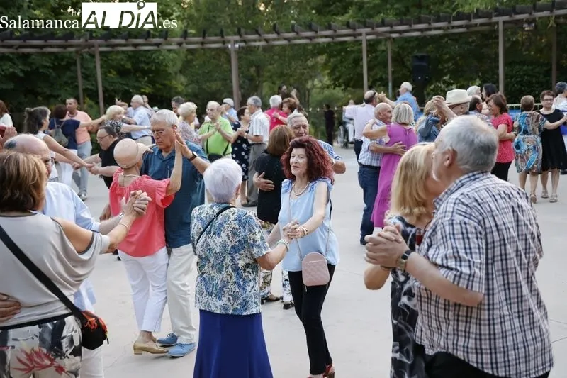 Ritmo y alegría de los mayores salmantinos en los Bailes de Verano | FOTOS: David Sañudo 
