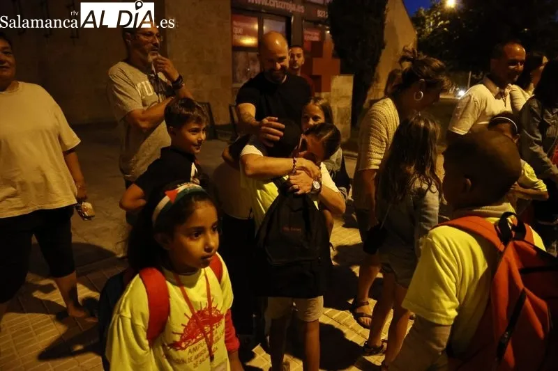 Emoción, abrazos y felicidad: así ha sido la llegada de los niños saharauis a Salamanca | FOTOS: David Sañudo 