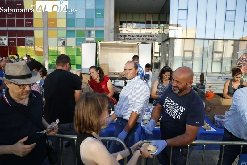 Los salmantinos disfrutan de 2.500 hamburguesas gratis  | FOTOS: David Sañudo 
