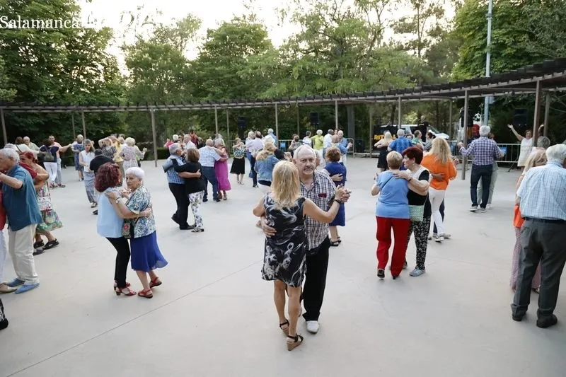 Ritmo y alegría de los mayores salmantinos en los Bailes de Verano | FOTOS: David Sañudo 