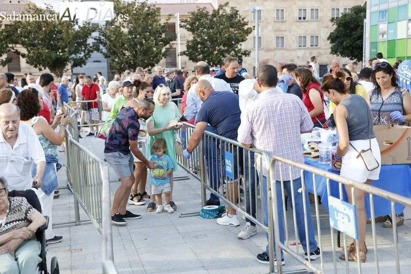 Los salmantinos disfrutan de 2.500 hamburguesas gratis  | FOTOS: David Sañudo 