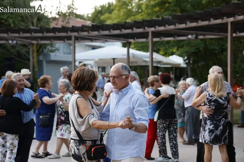 Ritmo y alegría de los mayores salmantinos en los Bailes de Verano | FOTOS: David Sañudo 