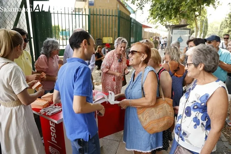 Los partidos se acercan hasta el rastro en plena campaña electoral | FOTOS: David Sañudo 