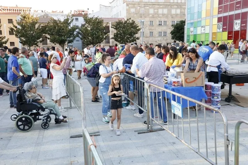 Los salmantinos disfrutan de 2.500 hamburguesas gratis  | FOTOS: David Sañudo 