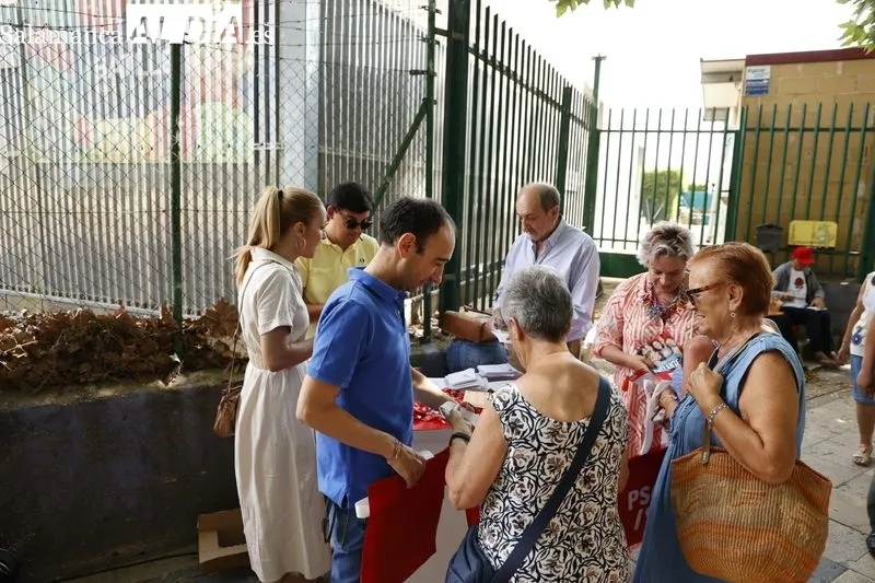 Los partidos se acercan hasta el rastro en plena campaña electoral | FOTOS: David Sañudo 