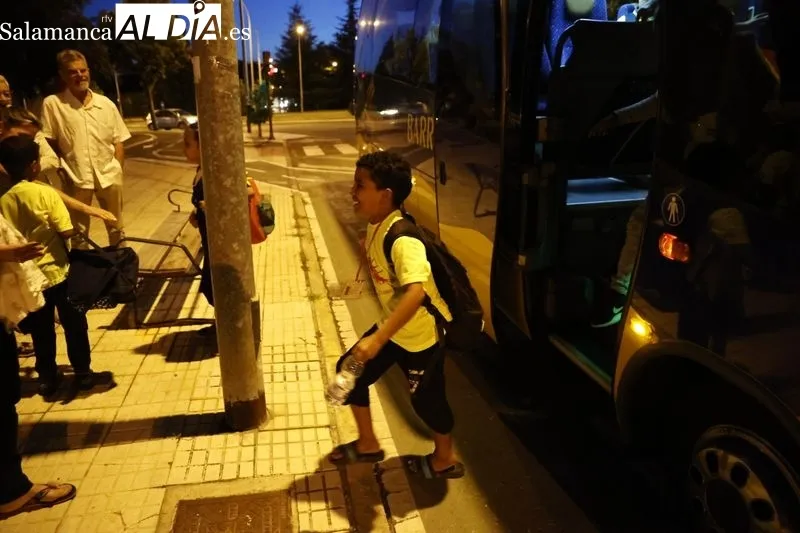 Emoción, abrazos y felicidad: así ha sido la llegada de los niños saharauis a Salamanca | FOTOS: David Sañudo 