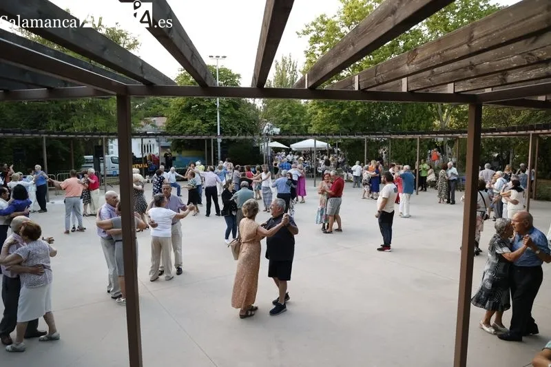 Ritmo y alegría de los mayores salmantinos en los Bailes de Verano | FOTOS: David Sañudo 
