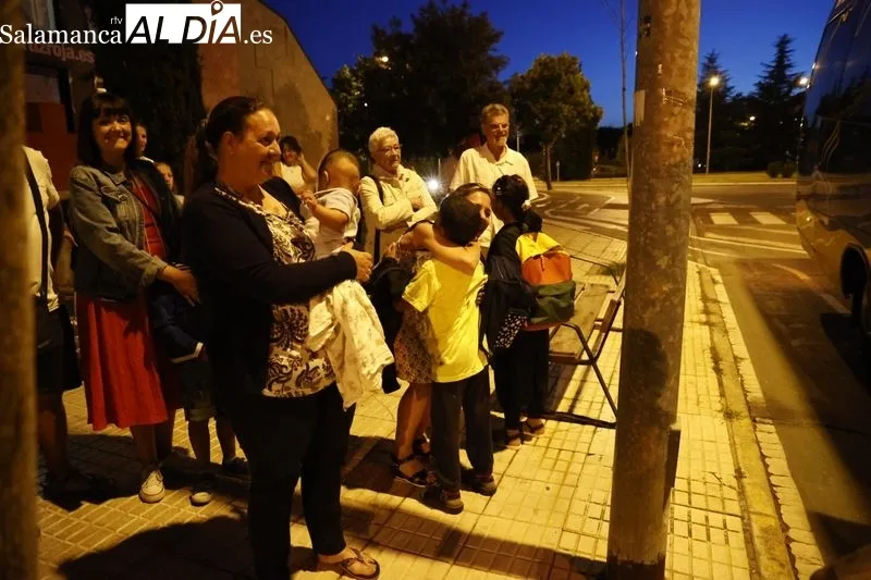 Emoción, abrazos y felicidad: así ha sido la llegada de los niños saharauis a Salamanca | FOTOS: David Sañudo 