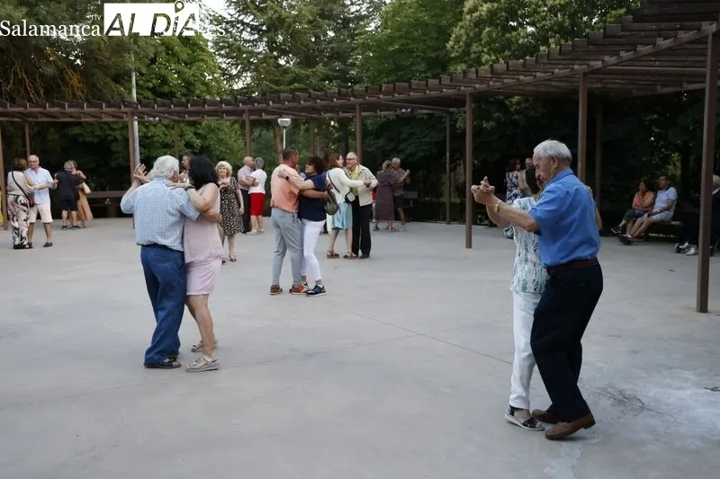 Ritmo y alegría de los mayores salmantinos en los Bailes de Verano | FOTOS: David Sañudo 