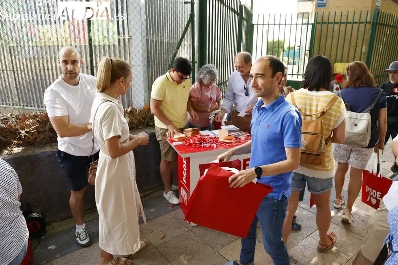 Los partidos se acercan hasta el rastro en plena campaña electoral | FOTOS: David Sañudo 