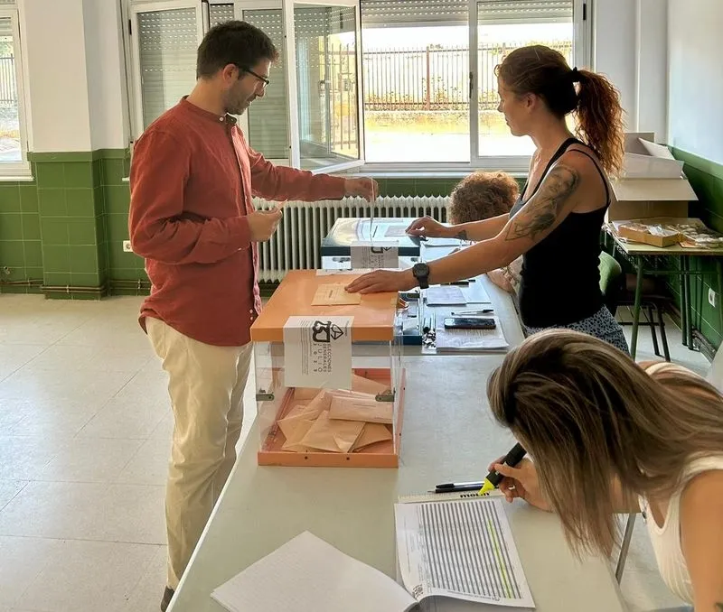 José Luis Sánchez, cabeza de lista al Congreso pro SUMAR en Salamanca vota en Miranda de Azán