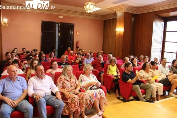 Pablo Gonz&aacute;lez presenta 'Escala de grises&rsquo; en un emotivo acto en el ayuntamiento | Imagen 1