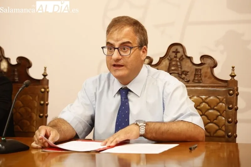 Raúl Sánchez, vicerrector de Relaciones Internacionales de la USAL, en esta rueda de prensa. Foto de David Sañudo