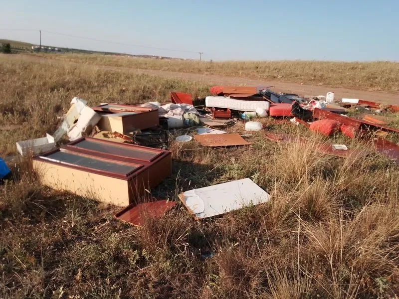 Basura y desperdicios en el camino Muñovela, en Tejares. Foto de la Asociación de Vecinos de Tejares Virgen de la Salud.