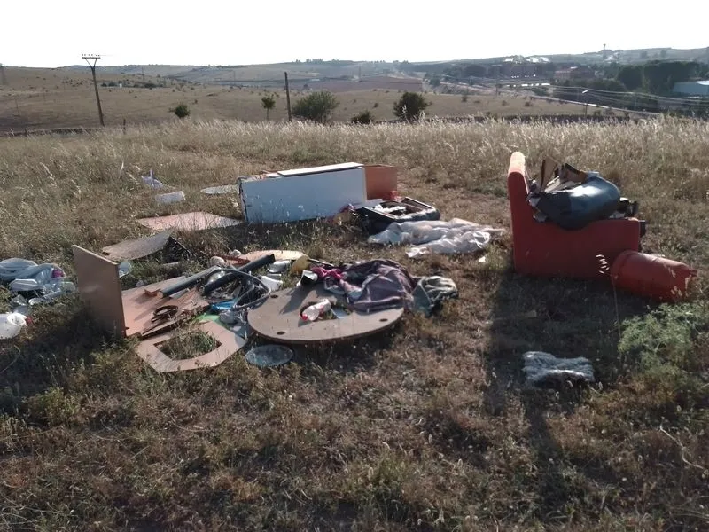 Basura y desperdicios en el camino Muñovela, en Tejares. Foto de la Asociación de Vecinos de Tejares Virgen de la Salud.