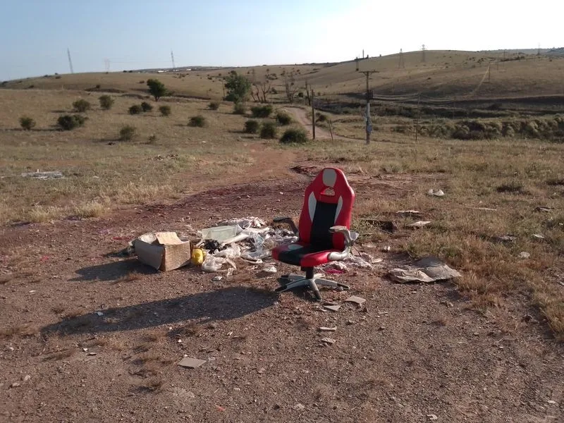 Basura y desperdicios en el camino Muñovela, en Tejares. Foto de la Asociación de Vecinos de Tejares Virgen de la Salud.