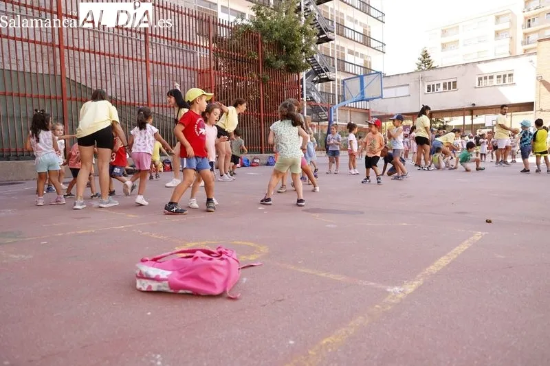 Visita del alcalde de Salamanca, Carlos García Carbayo, a los participantes del programa Apúntate al Verano en el colegio Rufino Blanco. Foto de David Sañudo