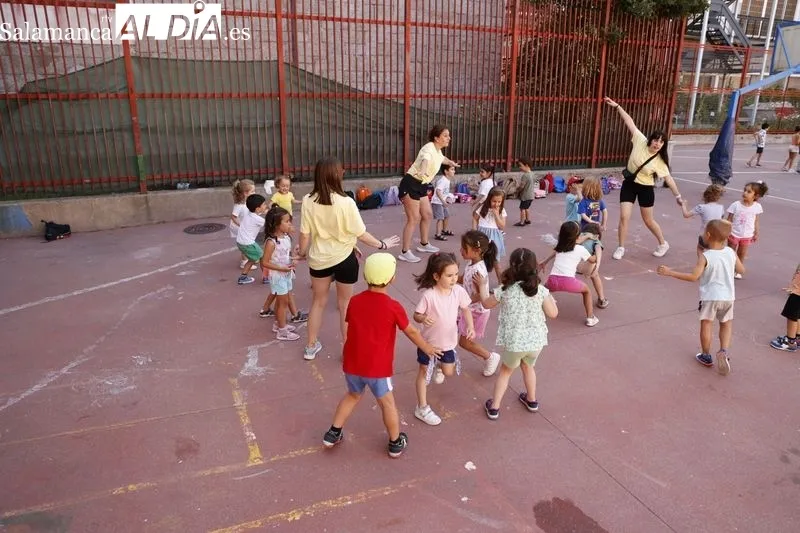 Visita del alcalde de Salamanca, Carlos García Carbayo, a los participantes del programa Apúntate al Verano en el colegio Rufino Blanco. Foto de David Sañudo