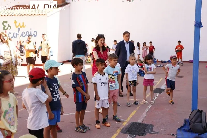 Visita del alcalde de Salamanca, Carlos García Carbayo, a los participantes del programa Apúntate al Verano en el colegio Rufino Blanco. Foto de David Sañudo