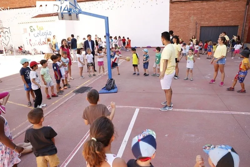 Visita del alcalde de Salamanca, Carlos García Carbayo, a los participantes del programa Apúntate al Verano en el colegio Rufino Blanco. Foto de David Sañudo