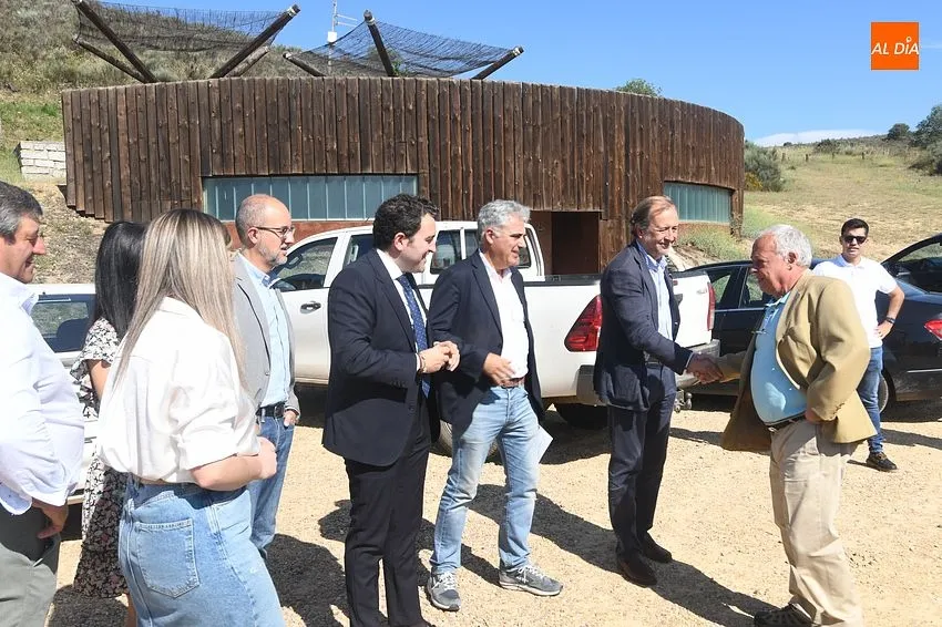 Foto 2 - Santonja alaba a los Ayuntamientos que han mantenido &ldquo;la catedral del Arte Paleol&iacute;tico al aire libre&rdquo;