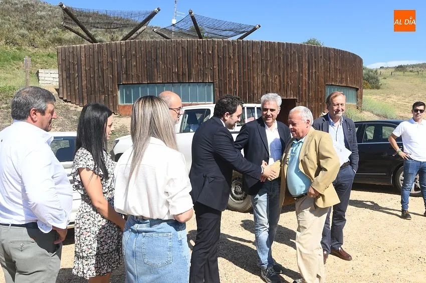 Foto 3 - Santonja alaba a los Ayuntamientos que han mantenido &ldquo;la catedral del Arte Paleol&iacute;tico al aire libre&rdquo;