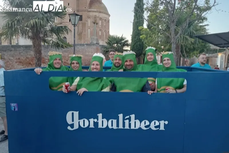 Las peñas de Aldeaseca dan la bienvenida a las fiestas en honor a la Virgen de la Asunción