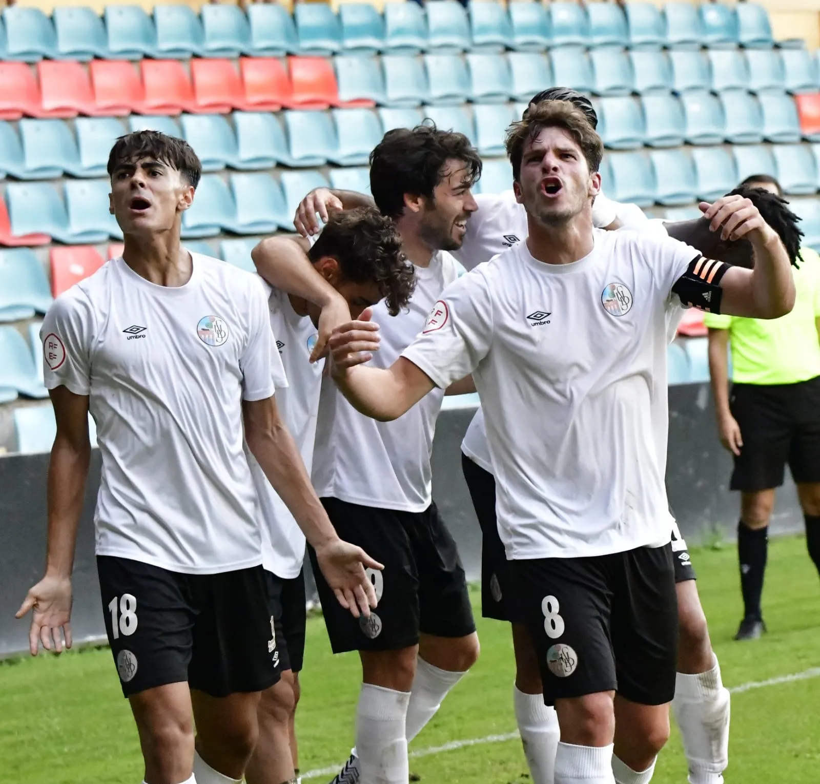 Imágenes del partido y del público del encuentro Salamanca UDS contra el Atlético Bembibre. Fotos: Ramón Vicente