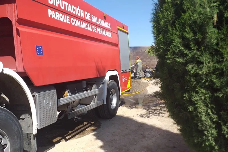 Los Bomberos de Peñaranda sofocan un incendio en Palaciosrubios