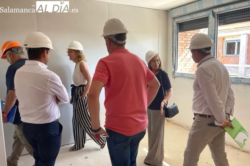 Maria Pardo, directora de Vivienda, visitaba las casas de Camineros junto a la alcaldesa Carmen Ávila