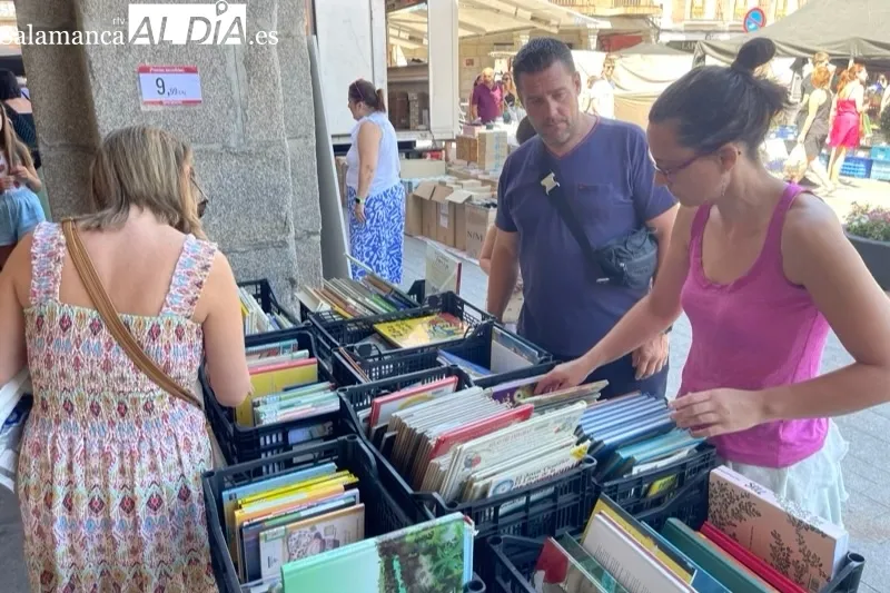 El Mercadillo de libros olvidados volvía este jueves a la Plaza de España