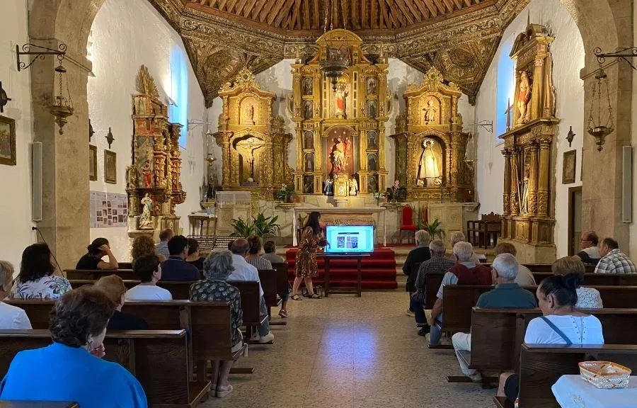 Foto 9 - Explicadas a los vecinos de Puebla de Yeltes y Sepulcro Hilario las restauraciones de sus retablos