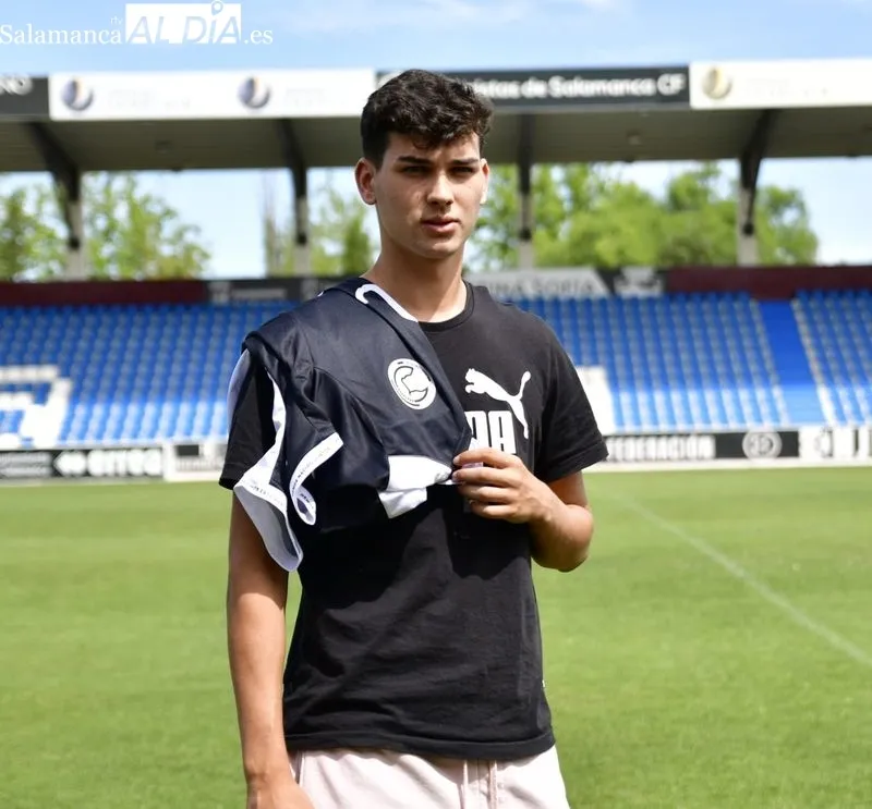 Asier Teijeira, extremo zurdo cedido de Unionistas cedido  por la Real Sociedad B