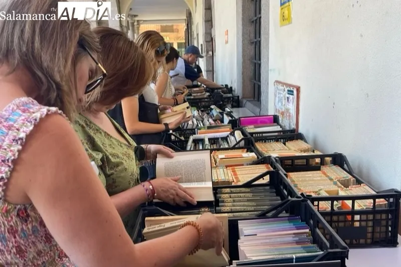 El Mercadillo de libros olvidados volvía este jueves a la Plaza de España