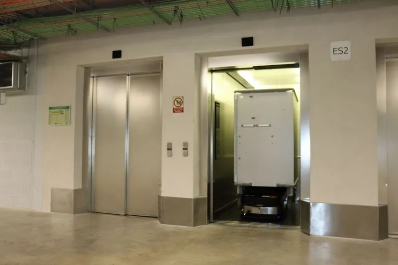 Foto 8 - El Hospital de Salamanca utiliza robots para su log&iacute;stica interna