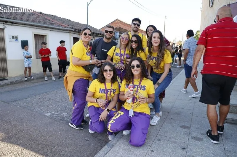 Foto 2 - Do&ntilde;inos arranca sus fiestas con un preg&oacute;n muy animado