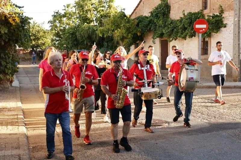 Foto 7 - Do&ntilde;inos arranca sus fiestas con un preg&oacute;n muy animado