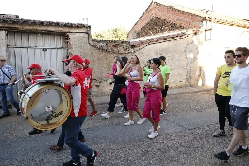 Foto 8 - Do&ntilde;inos arranca sus fiestas con un preg&oacute;n muy animado